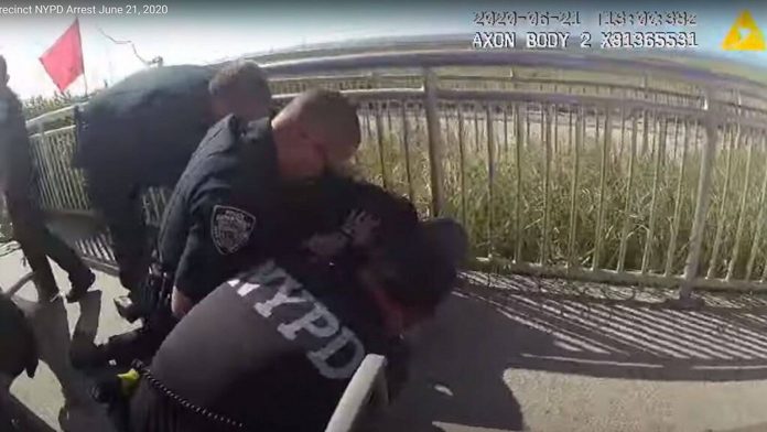 New-York - un policier étranglant un jeune homme se fait arrêter par son collègue - VIDEO
