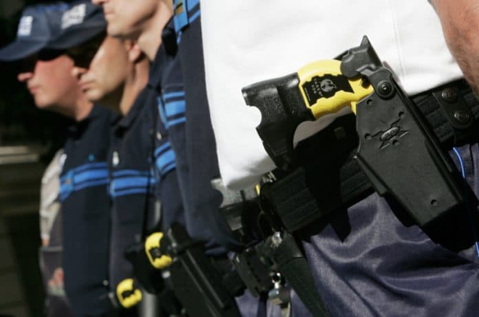 Police - la technique d’étranglement va être remplacée par le Taser annonce Christophe Castaner