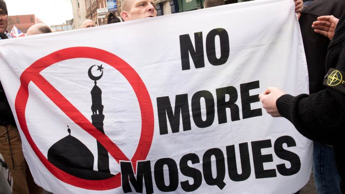 Royaume-Uni - les politiques craignent une montée de violences après la réouverture des mosquées