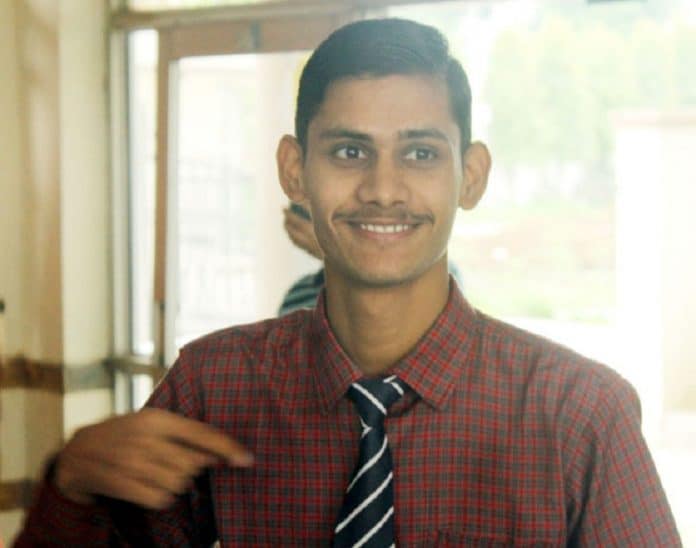Abdul Razak, 19 ans et sourd-muet, retrouve sa famille après 9 ans de séparation, grâce aux cours en ligne