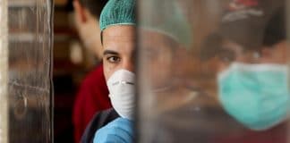Des soldats israéliens détruisent le centre de test du coronavirus palestinien