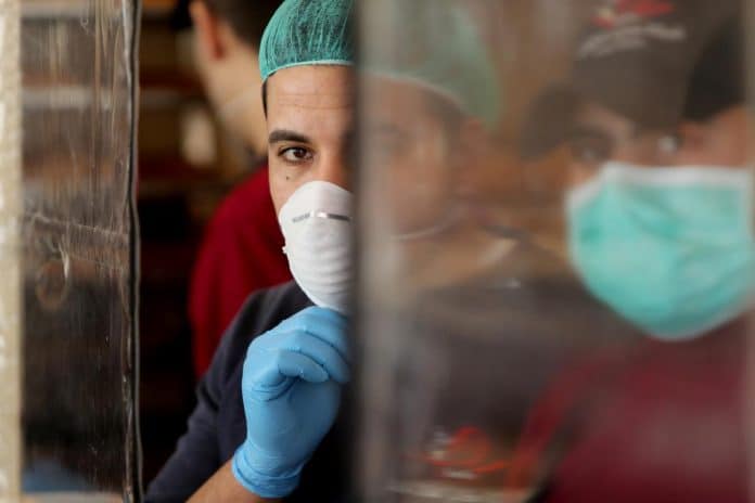 Des soldats israéliens détruisent le centre de test du coronavirus palestinien
