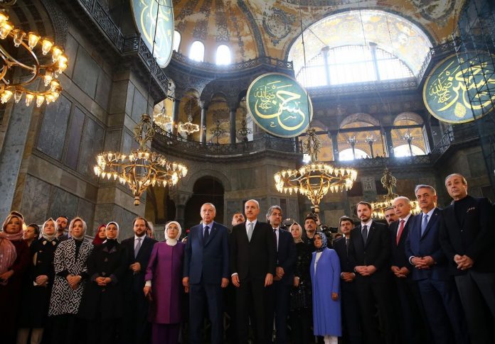 Erdogan défend la conversion de Sainte-Sophie en mosquée et réplique aux critiques