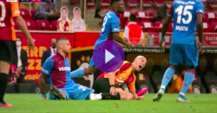 Football le joueur algérien Sofiane Feghouli se fait justice et essuie ses crampons sur le marocain Manuel Da Costa (1)