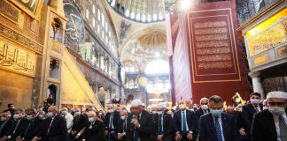 Istanbul - Erdogan dirige les premières prières dans la mosquée Hagia Sophia