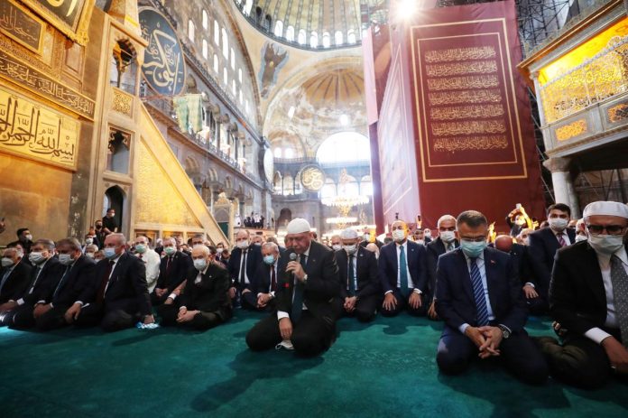 Istanbul - Erdogan dirige les premières prières dans la mosquée Hagia Sophia