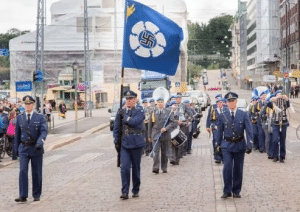 L'Armée de l'Air finlandaise défilant avec une swastika pour emblème