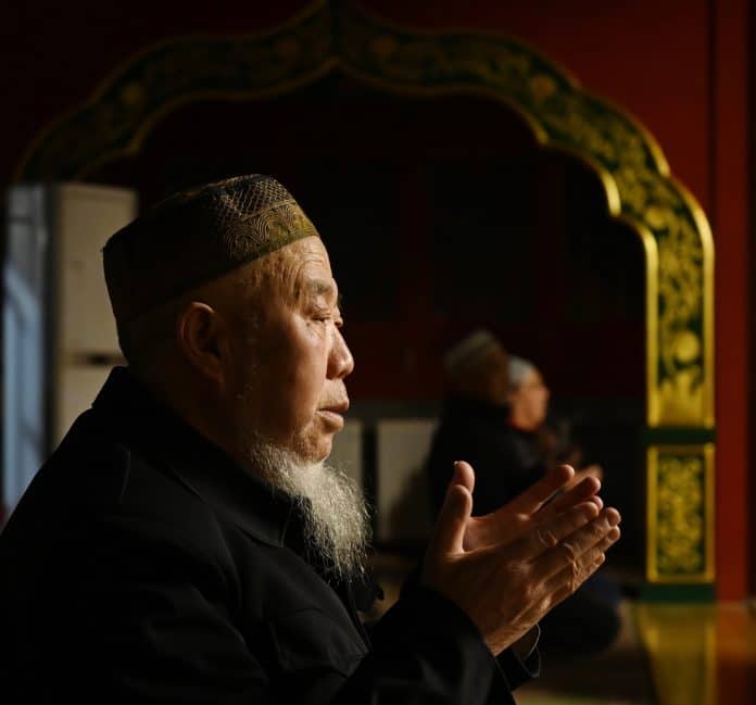 La Chine force des imams ouïghours à danser publiquement pour lutter contre « l’extrémisme religieux »