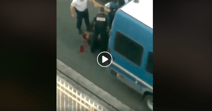 Martinique un gendarme enfonce son doigt dans l’oeil du jeune Kezia alors qu’il gisait au sol le crâne ouvert - VIDEO