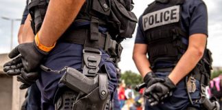 Paris - Les policiers m'ont frappé et m'ont demandé de nettoyer mon propre sang affirme un jeune invité de la soirée privée qui a dégénéré