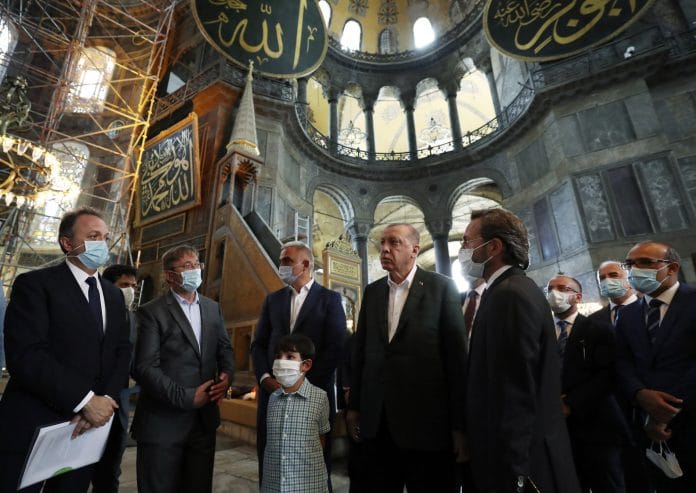 Sainte-Sophie : visite surprise de Recep Erdogan après la reconversion en mosquée