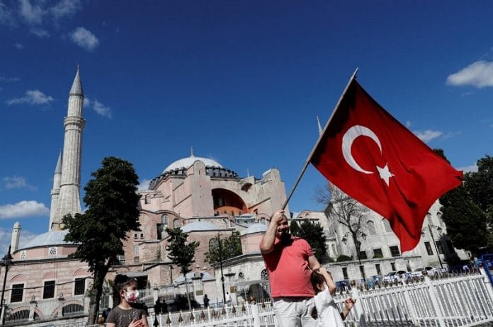 Turquie : une décision de justice autorise la transformation de Saint-Sophie en Mosquée