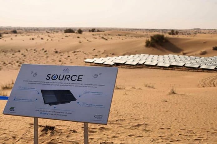 Une entreprise transforme l'air du désert d'Arabie en eau embouteillée