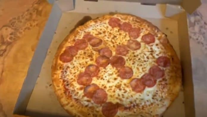 À la place de leur pizza habituelle, ils reçoivent une pizza "Croix gammée"
