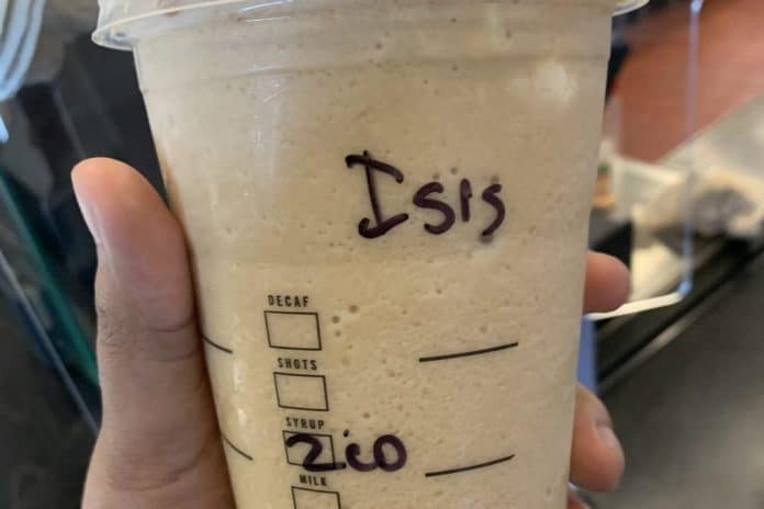 États-Unis une jeune femme voilée commande à Starbucks et reçoit un verre avec écrit ISIS dessus