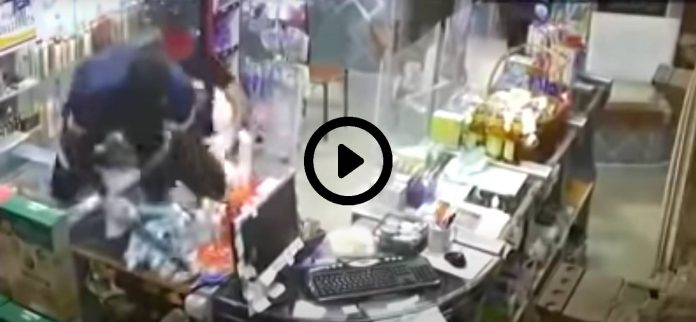 Algérie des hommes armés de sabres attaquent une pharmacie à Oran - VIDEO