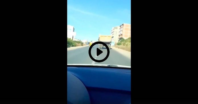 Algérie un chauffeur de poids lourd tente d’écraser une motocyclette sur la route de Bejaia - VIDEO (1)