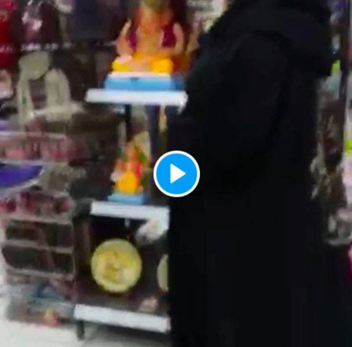 Bahreïn une femme brise des statues hindoues dans un magasin, le conseiller du roi condamne son acte