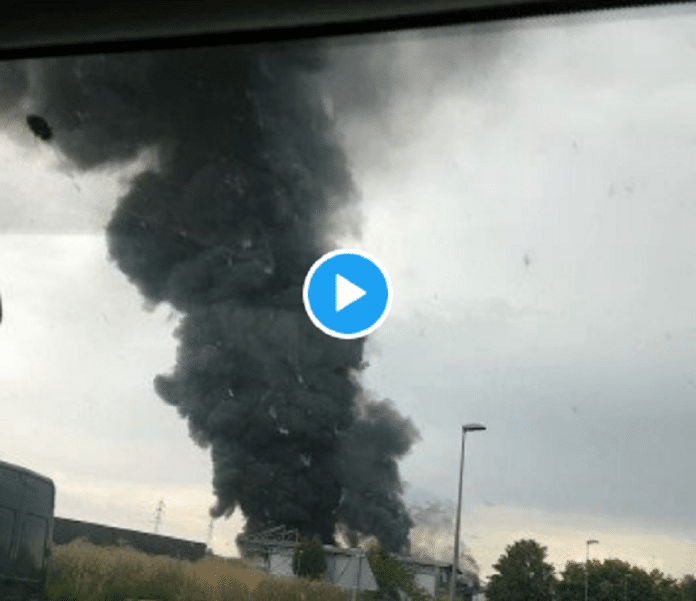 Clermont-Ferrand : incendie spectaculaire d'un entrepôt contenant des produits chimiques
