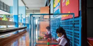 Coronavirus - les écoliers sont isolés dans des boîtes en plastique en Thaïlande