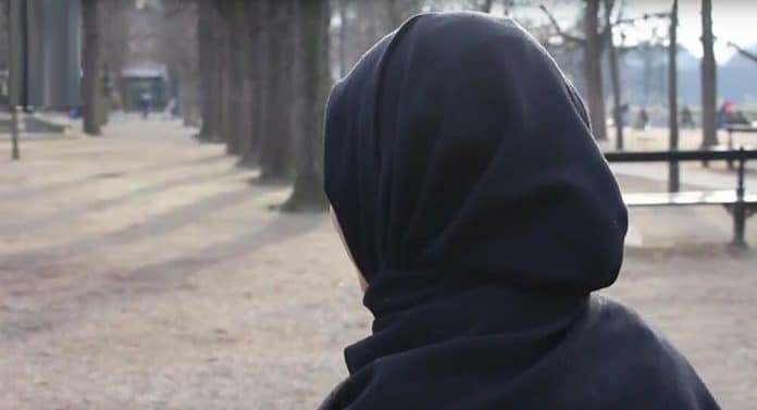 France : une jeune femme voilée dénudée par les policiers pour un 