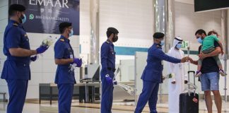 L'aéroport de Dubaï accueille les résidents libanais avec des roses après les explosions de Beyrouth