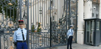 Le chef de protocole du ministère de l'Intérieur piégé dans une affaire scatophile après la publication de vidéos