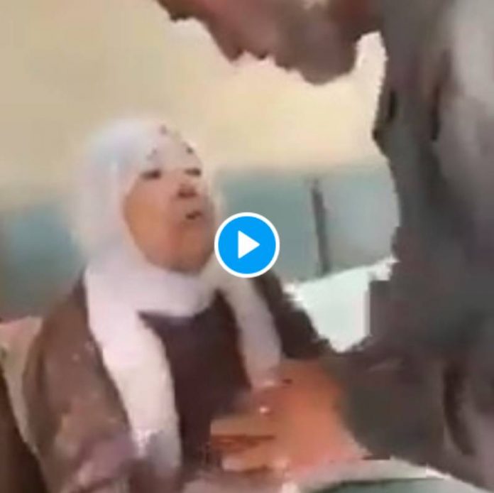 Palestine Cheikh Raed Salah fait ses adieux à sa mère avant d'entrer en prison - VIDEO
