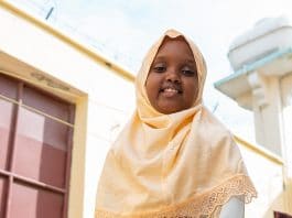Rencontrez Muwado, la fillette de huit ans qui fait rire la Somalie