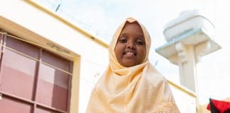 Rencontrez Muwado, la fillette de huit ans qui fait rire la Somalie