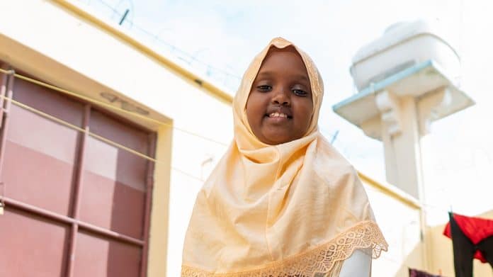 Rencontrez Muwado, la fillette de huit ans qui fait rire la Somalie