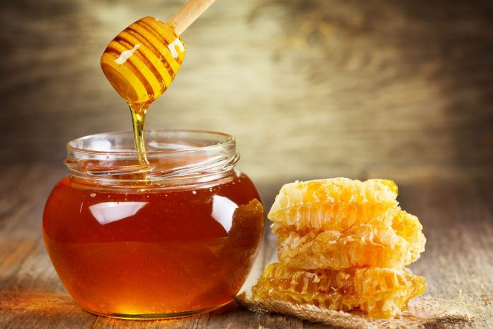 Santé : Une nouvelle étude révèle que face à la toux, le miel est 