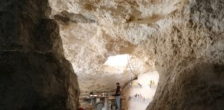 Une famille palestinienne qui vit dans une maison troglodyte fait face à l'expulsion israélienne