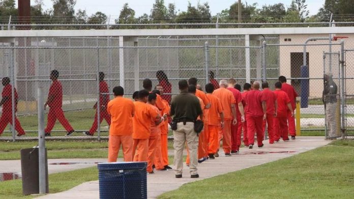 États-Unis : Un centre de détention nourrit les musulmans avec du porc et de la nourriture halal avariée