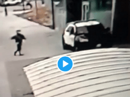 États-Unis : Deux policiers dans leur véhicule se font soudainement tirer dessus par un piéton - VIDEO