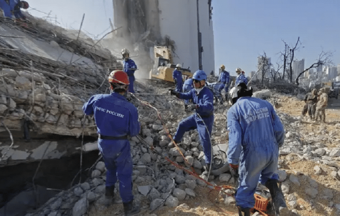 Beyrouth : un mois après l'explosion, un éventuel survivant serait toujours sous les décombres