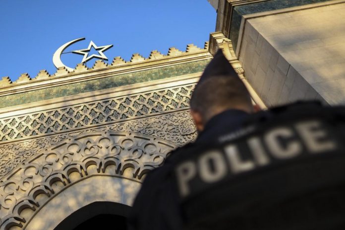 Des policiers exploitent un sans-papiers pour s'infiltrer dans les mosquées et obtenir des informations