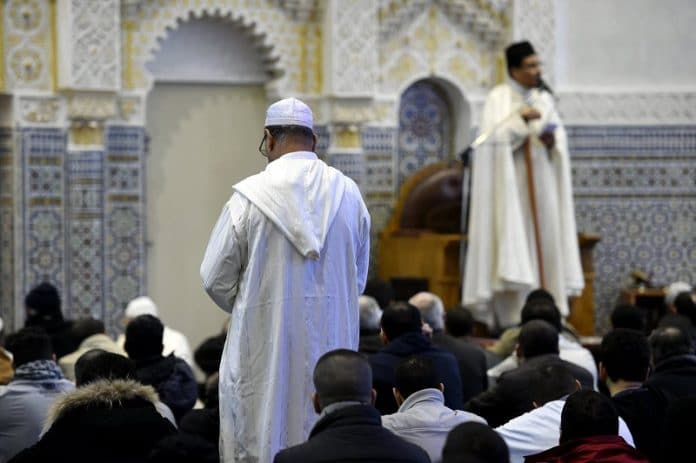 Des policiers exploitent un sans-papiers pour s'infiltrer dans les mosquées et obtenir des informations Des policiers exploitent un sans-papiers pour s'infiltrer dans les mosquées et obtenir des informations