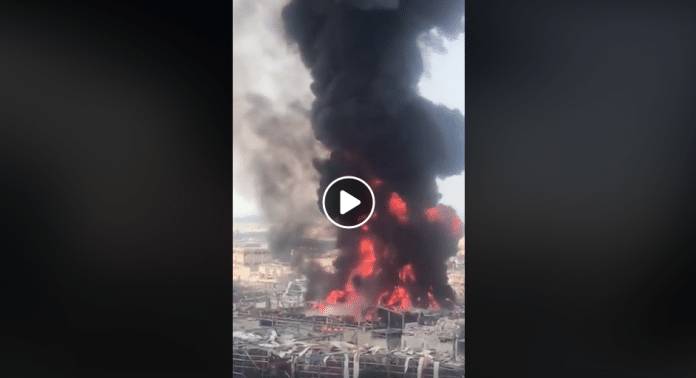 Enorme incendie au port de Beyrouth un mois après les explosions - VIDEO
