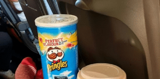 Pour éviter de porter un masque dans l'avion, il mange des Pringles pendant 4 heures