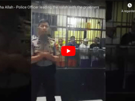 Un officier de police mène la prière devant des prisonniers en cellule - VIDEO