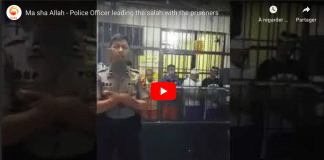 Un officier de police mène la prière devant des prisonniers en cellule - VIDEO