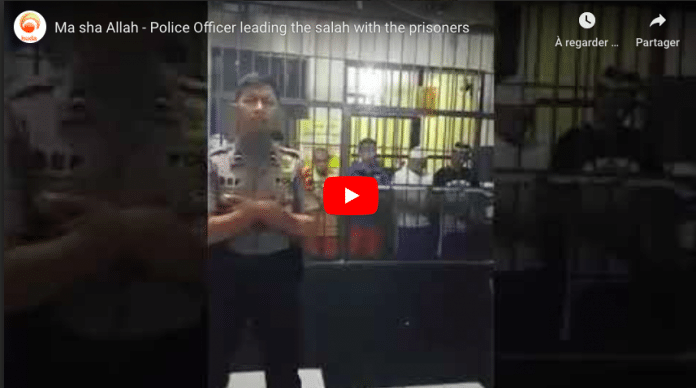 Un officier de police mène la prière devant des prisonniers en cellule - VIDEO