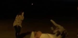 Une mariée en robe blanche se bat avec des inconnus qui tente de gâcher sa fête - VIDEO