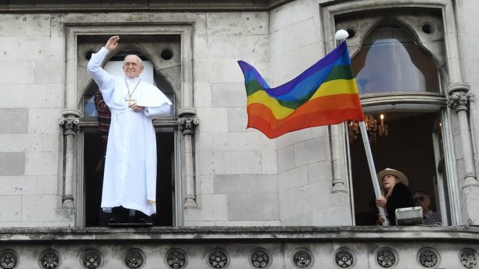 « Dieu les aime tels qu'ils sont » affirme le Pape aux chrétiens LGBT