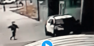 États-Unis : Deux policiers dans leur véhicule se font soudainement tirer dessus par un piéton - VIDEO