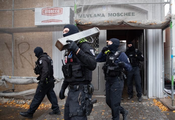 Berlin - 100 policiers font une descente dans une mosquée pendant la prière, Erdogan réagit