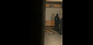 Des policiers entrent dans un parking par effraction et vandalisent un véhicule volontairement - VIDEO