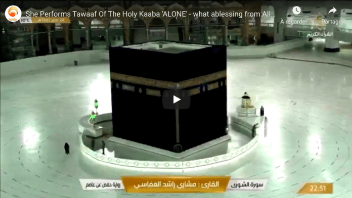 La Mecque une femme exécute le Tawaf seule autour de la Sainte Kaaba - VIDEO