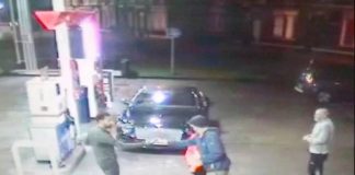 Liverpool Mohamed Salah défend un sans-abri agressé par un groupe d'hommes et lui offre 100 euros - VIDEO